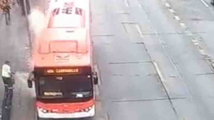 Mujer murió atropellada por bus de RED en la Alameda: Anteriormente encapuchados quemaron una micro en el sector