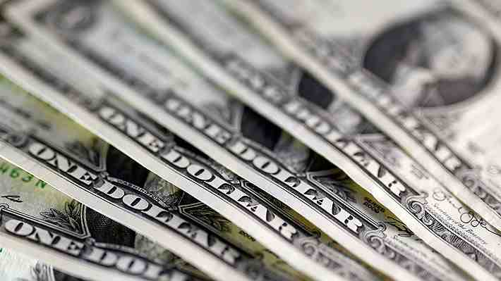 Dólar cae y queda al borde de bajar de los $800 a la espera de anuncios de tasas esta tarde en EE.UU.