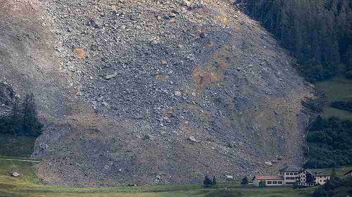 Tras su evacuación total: Pueblo suizo se salva "por un pelo" de ser borrado del mapa tras caída de toneladas de rocas