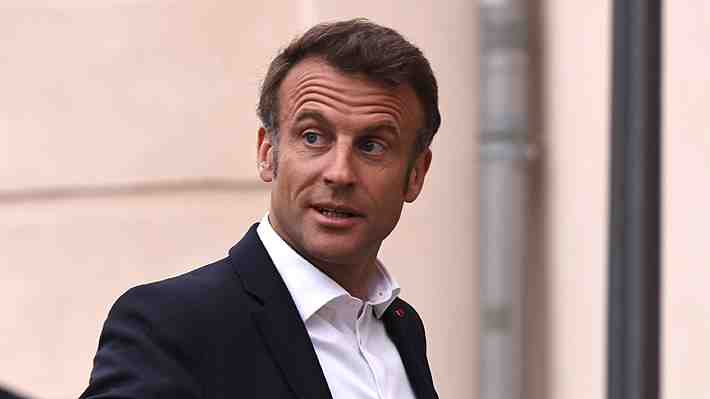 Video: Emmanuel Macron bebe una botella de cerveza "al seco" y recibe críticas en Francia
