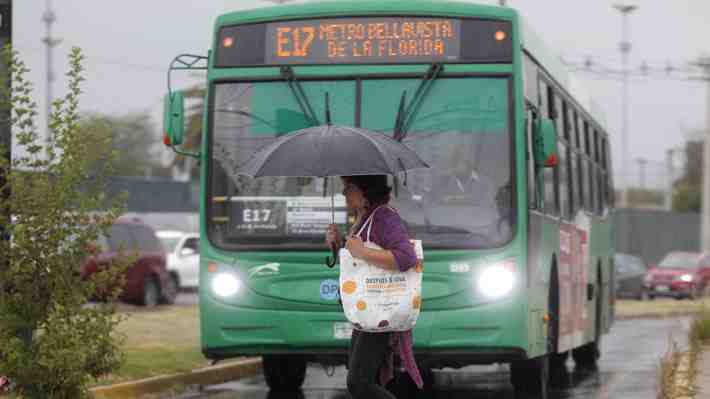 "Primer sistema frontal que inaugura el invierno": Autoridades advierten sobre lluvias del jueves y piden no ir a la precordillera