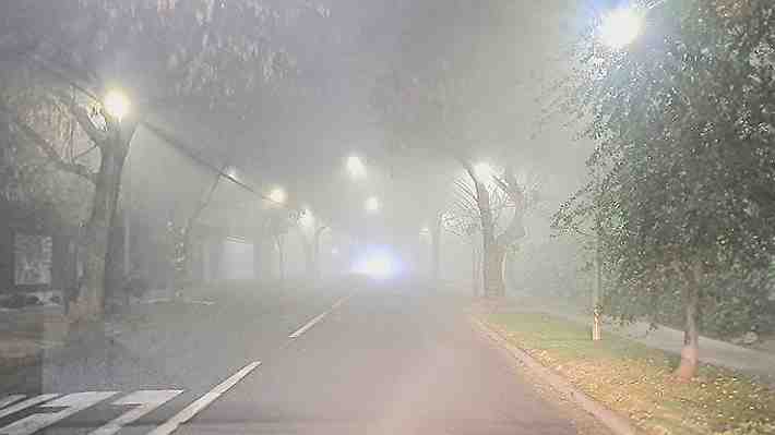 Gran Santiago amanece bajo una espesa niebla: Duraría hasta las 10 horas y advierten por baja visibilidad