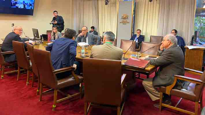Oficialismo hace valer su mayoría: Comisión revisora rechaza acusación constitucional contra ministro Ávila