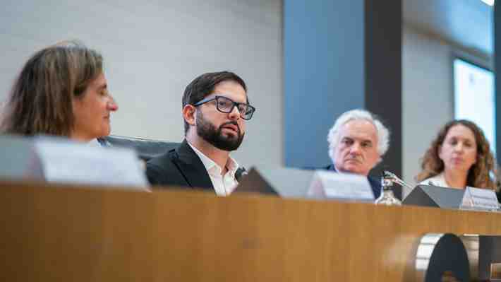De "profundizar desigualdad" a "fortalecer democracia y disminuir pobreza": El giro del Gobierno sobre "los 30 años" en Madrid