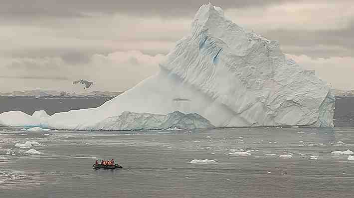 Récord de turistas viaja a la Antártica, pero preocupa el impacto al medio ambiente