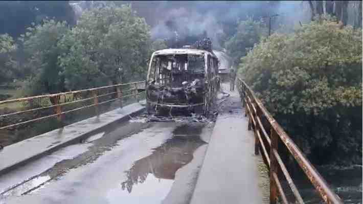 Nuevo ataque en La Araucanía: Sujetos armados intimidan a pasajeros y queman bus forestal en Collipulli