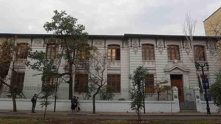Adolescente queda en riesgo vital tras sufrir quemaduras en medio de desórdenes en el Liceo de Aplicación