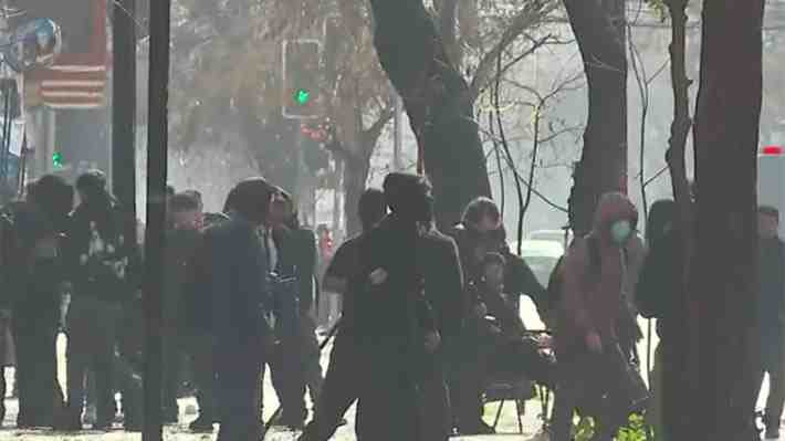 Incidentes en cercanías del Liceo Barros Borgoño: Hay un detenido por portar bengala y tránsito está suspendido