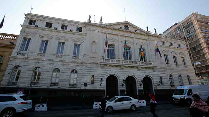 Tras críticas de la oposición: Municipalidad de Santiago asegura que renombre de calles "se ajusta a la legalidad vigente"