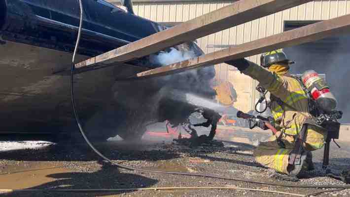 Vehículos eléctricos: Bomberos de EE.UU. advierten riesgos por incendio de baterías
