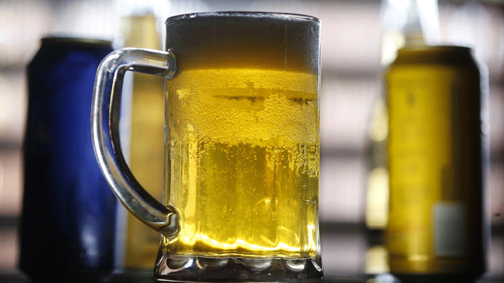 FNE interviene en la "guerra de la cerveza": Pide multar a CCU por actos contrarios a la libre competencia