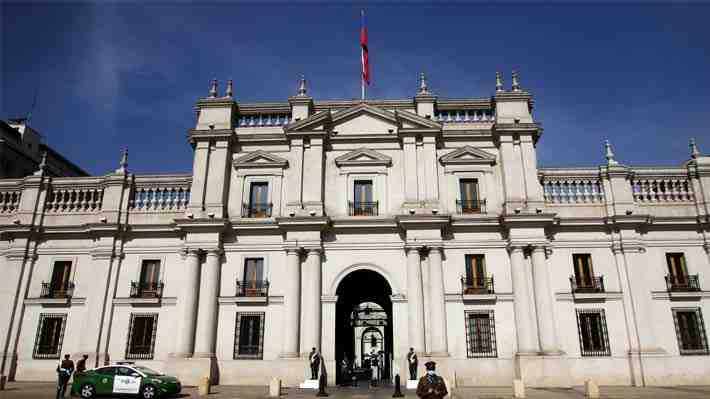 Trabajadoras de Fundación Integra protestan en el frontis de La Moneda: Guardias de Palacio debieron cerrar puertas