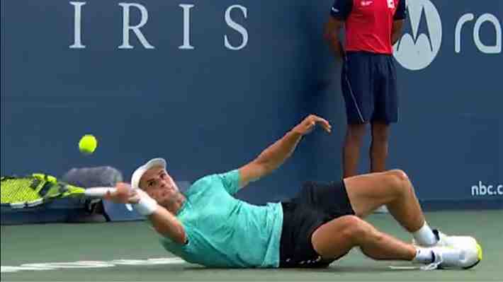 Se cayó, le pegó desde el suelo y asombró a todos... Mira el puntazo del 62 del mundo en el Masters de Toronto
