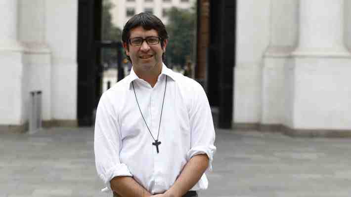 Gobierno asegura que investigación contra capellán es "por abuso de conciencia" y que solicitó su "suspensión voluntaria"