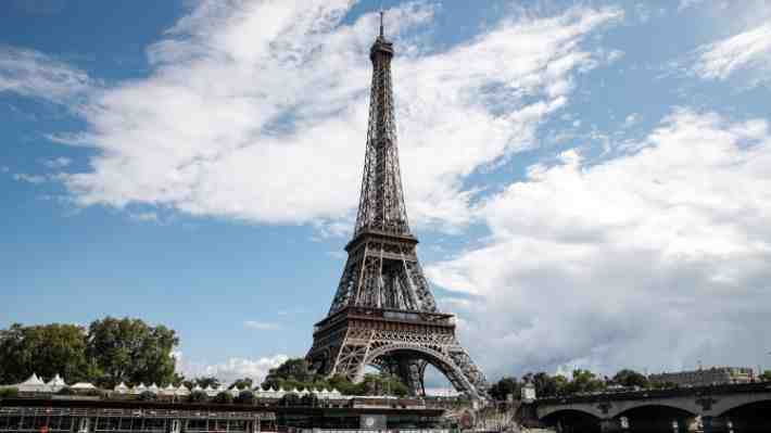 Disponen evacuación de la Torre Eiffel y alrededores por una alerta de bomba