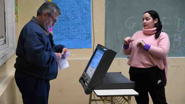 Voto electrónico posterga entrega de resultados en Argentina: Gobierno admite demora y advierte que "conteo será lento"