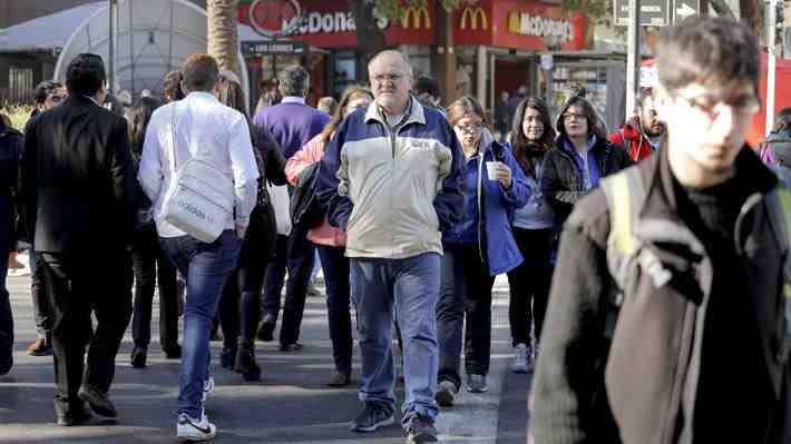 La mitad de los trabajadores en Chile tuvo ingresos laborales mensuales de $502 mil o menos en 2022
