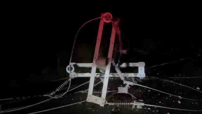 Seguidilla de ataques en Collipulli: Desconocidos derriban torres de tendido eléctrico y queman vehículos
