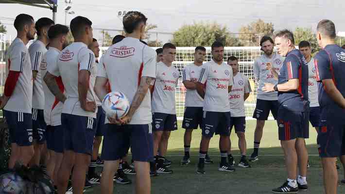 Eduardo Berizzo y el preocupante panorama de la "Roja" a menos de un mes de que inicien las Clasificatorias