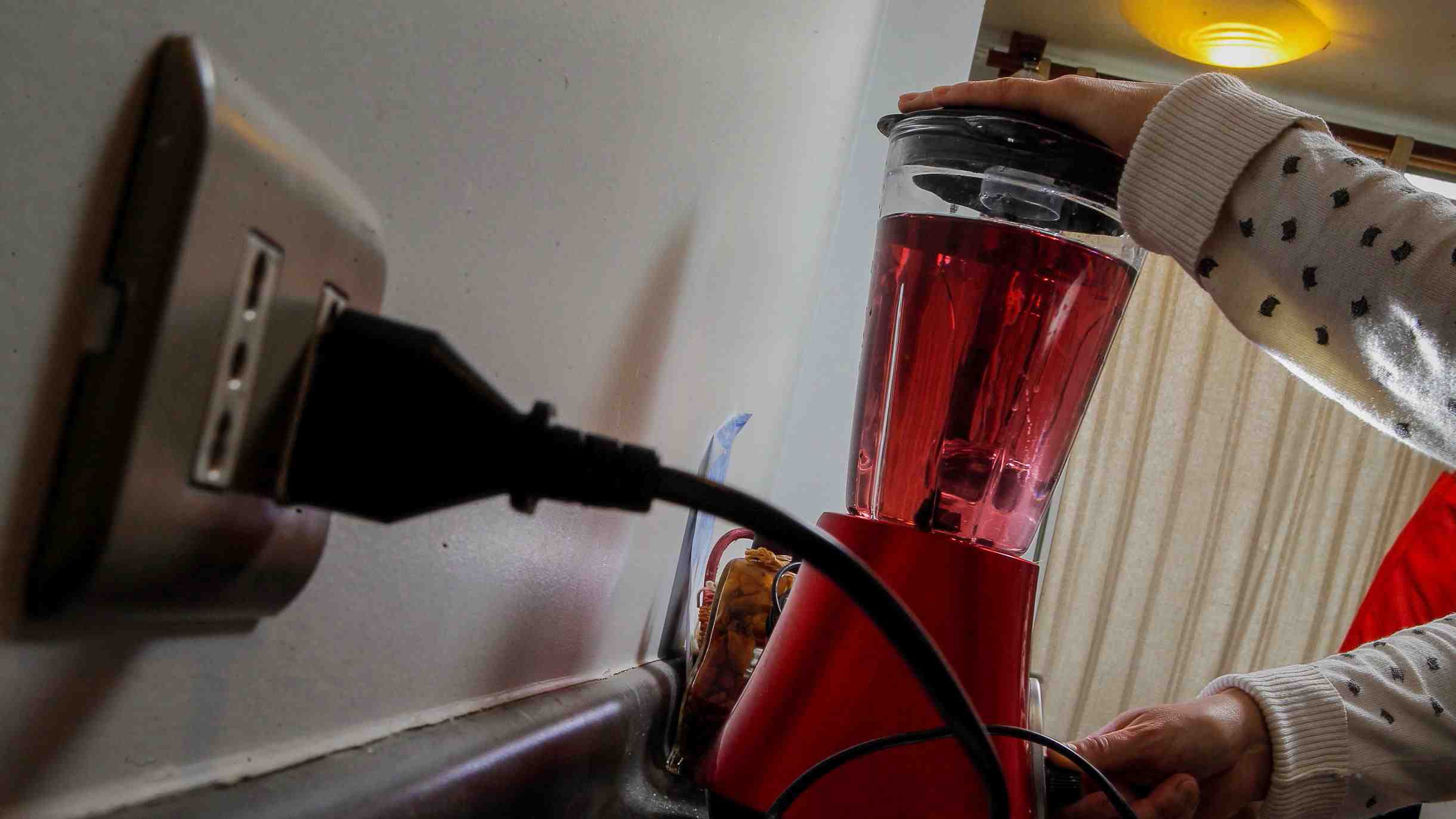 Sistema frontal: Distribuidora de energía prepara "brigadas pesadas" ante cortes por lluvias
