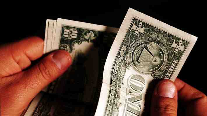 Dólar termina volátil sesión al alza y cierra la semana en un nuevo máximo del año: Está al borde de los $870