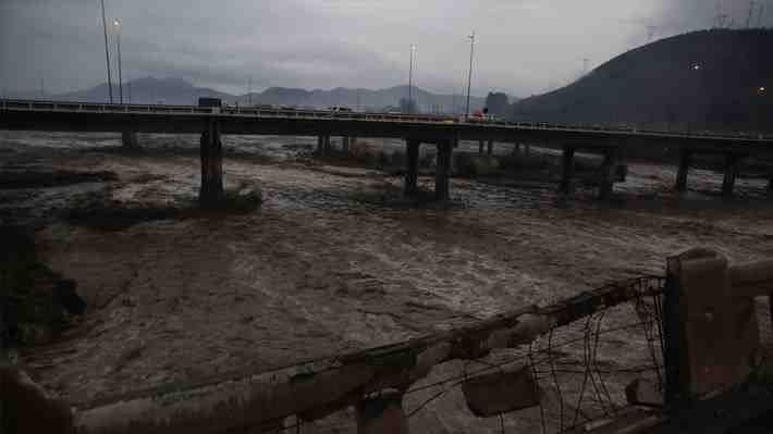 Sistema frontal: Gobierno decreta "alarma" en la RM y aumenta preocupación por lluvias