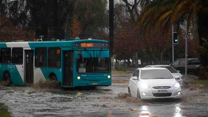 Tohá señala que la mañana del sábado "habrá fuertes lluvias" en la RM y se prevé un nuevo sistema frontal el lunes
