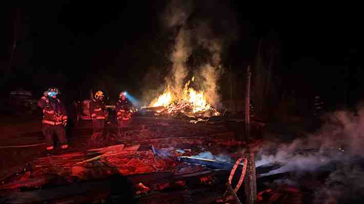 Nuevo atentado en Macrozona Sur: Encapuchados quemaron centro de evento en Cañete