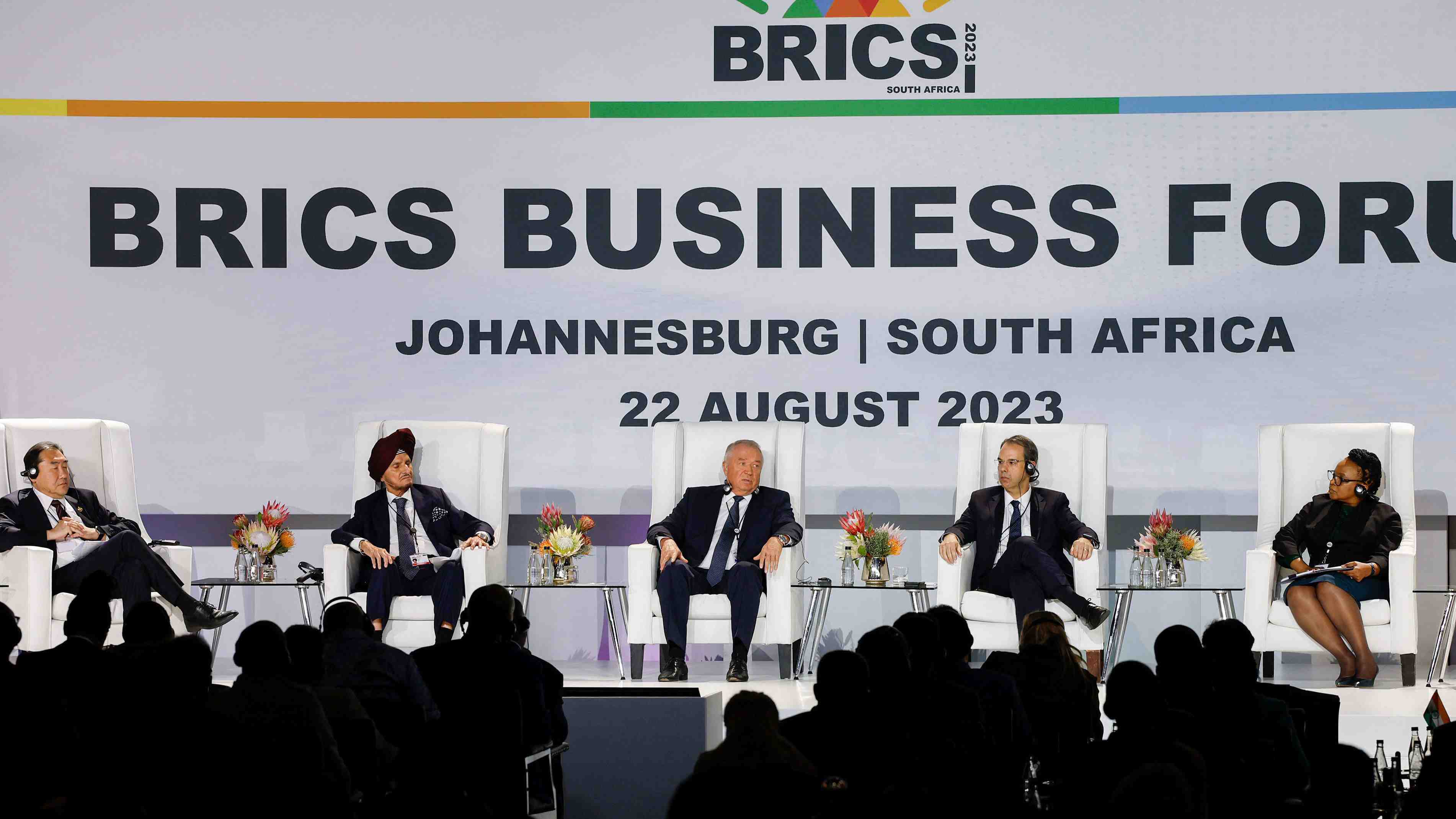 Reducir la dependencia del dólar: Uno de los temas en que se centrarán los líderes de las naciones BRICS