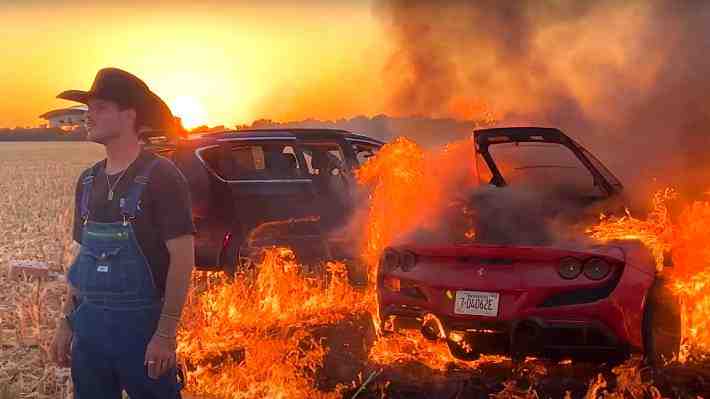 Un Ferrari F8 Tributo fue destruido por el fuego al ser conducido sobre un maizal