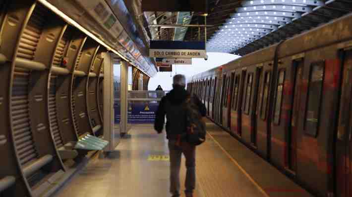 Secundarias realizaron evasión en el Metro de Santiago en marco de