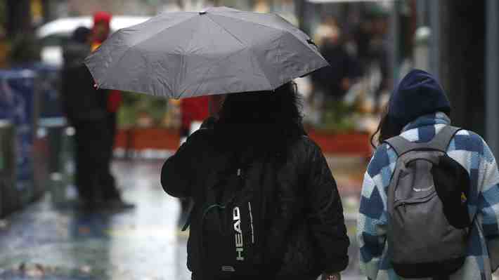 Suspenden clases en cuatro comunas de la RM por sistema frontal: Se evalúa extender medida al resto de la capital