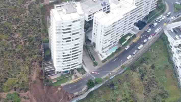Sistema frontal: Evacúan a 25 personas desde edificio por socavón en borde costero de Viña del Mar