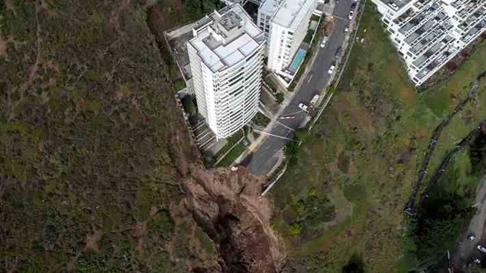 Oficios, dudas de residentes y riesgos: Los flancos abiertos a raíz del socavón que amenaza a edificio en Viña del Mar