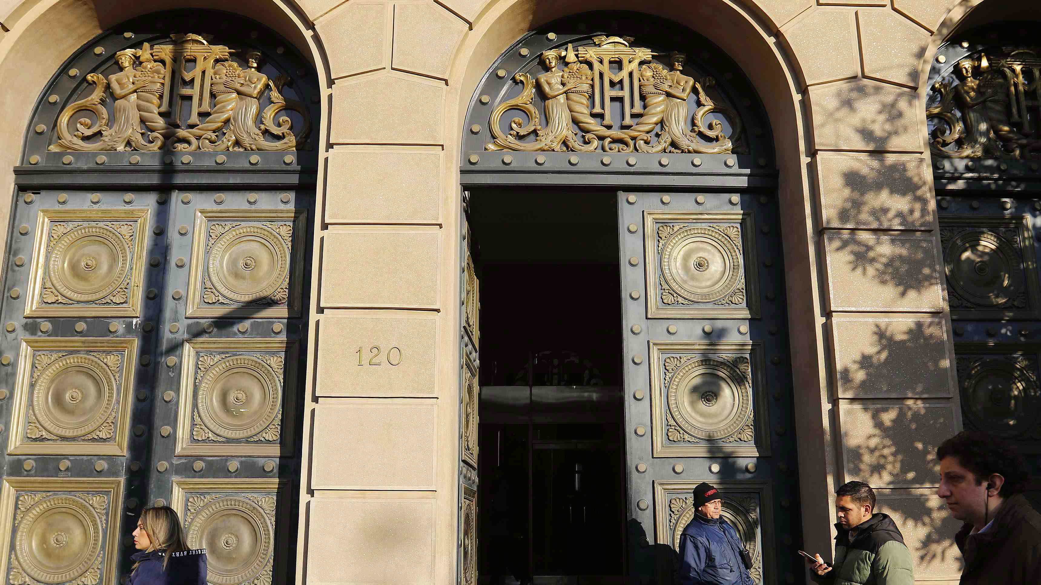 Hacienda anuncia plan de venta de dólares por hasta US$2 mil millones mensuales en medio de alto precio de la divisa