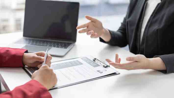 Vacantes de empleo en el mercado nacional cayeron por sobre 50% en un año