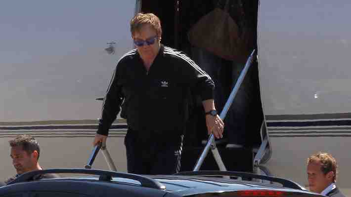 Elton John pasó la noche en el hospital tras sufrir una caída durante sus vacaciones en Francia