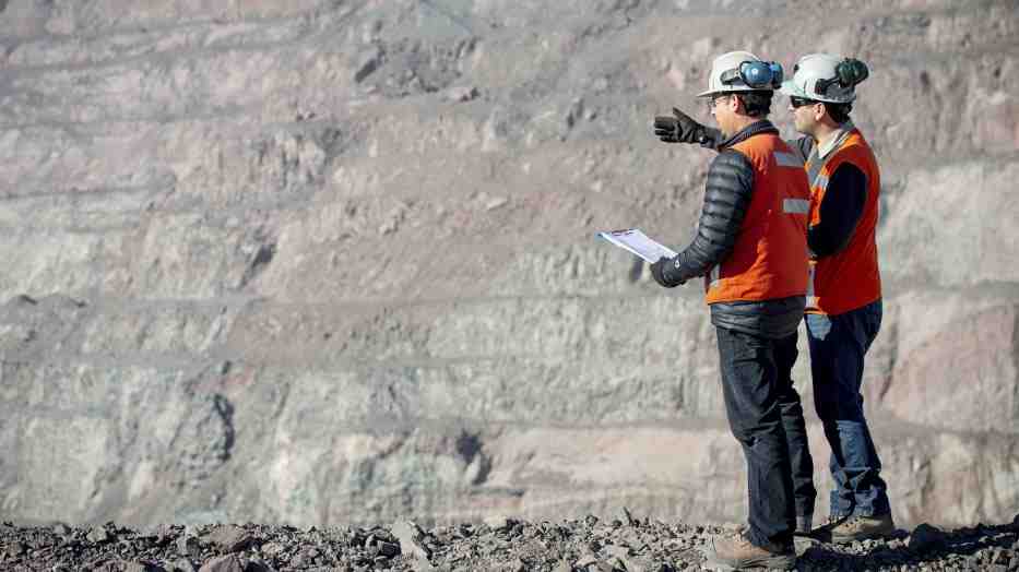 Señales para el Imacec: Producción industrial anota su sexta baja consecutiva en julio y el comercio cae 4,5%