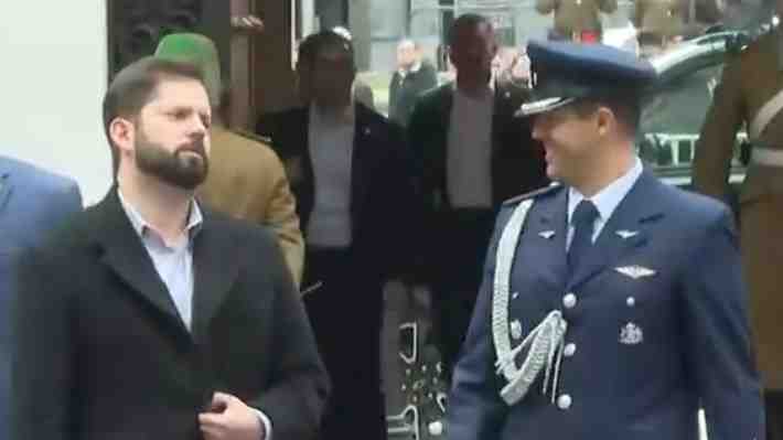 ¿Qué le habrá dicho?: La curiosa reacción del Presidente Boric en conversación con el edecán de la FACh