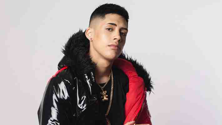 Detienen a cantante urbano Cris MJ por porte de droga en vehículo en Santiago