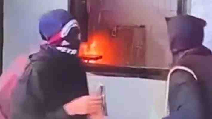 Video | El momento en que encapuchados inician el fuego en el Instituto Nacional: Lanzaron molotov y acelerante