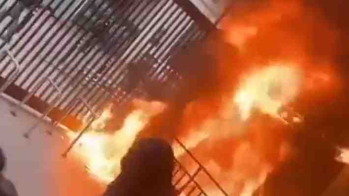 Carabineros reporta 8 ataques esta semana en liceos emblemáticos de Santiago: En uno les lanzaron 170 molotovs