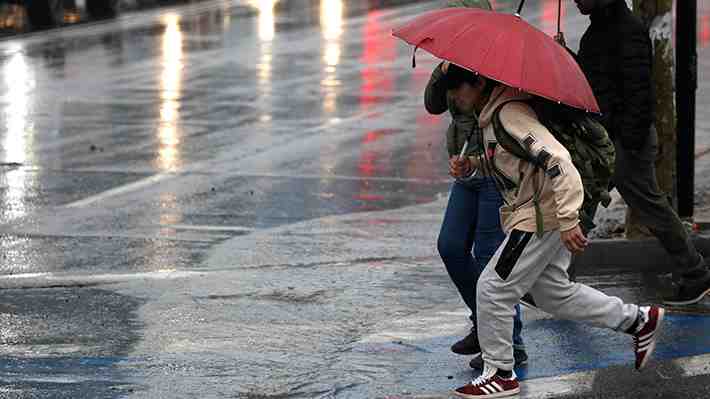 Duraría hasta la mañana del "11": Los detalles del sistema frontal que afectará a la zona centro-sur y cuántos mm caerán en la RM