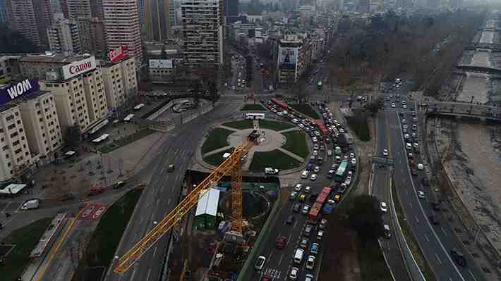 "Es como que el avestruz esconda la cabeza": Gremios y locatarios apuntan contra idea de evitar ir al centro el "11"