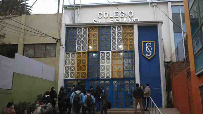 Superintendencia lo había multado: Corte falla a favor de colegio que instaló detector de metales para evitar ingreso de armas