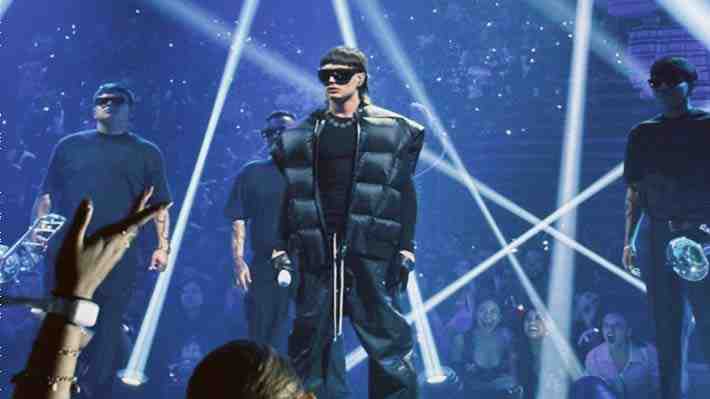 Tras recibir amenazas de muerte, Peso Pluma actuó en el escenario de los MTV Video Music Awards