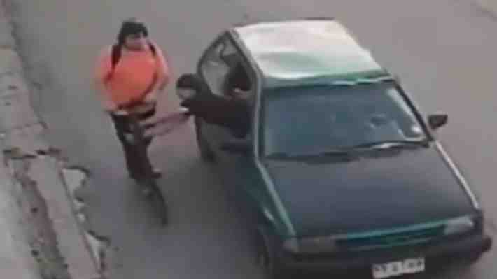 Video: Insólito robo de scooter eléctrico a sujeto mientras iba en movimiento en Conchalí