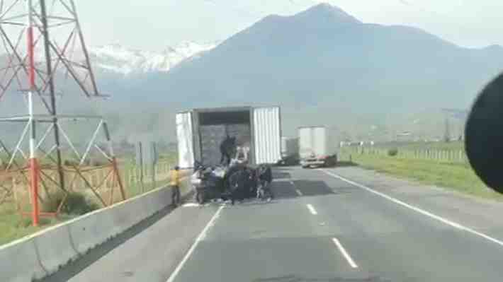 Video: Grupo de sujetos es sorprendido robando mercadería a camiones detenidos por congestión en Los Andes