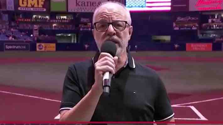 Video: Alberto Plaza se vuelve viral luego de cantar el himno nacional de EE.UU. en un partido de béisbol
