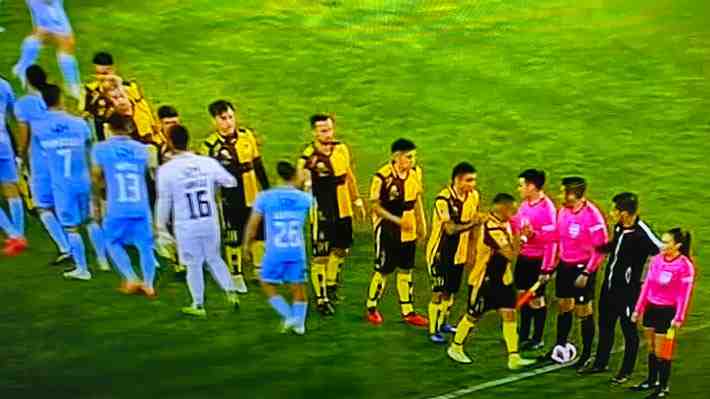 Dos clubes del fútbol chileno ya borraron de su camiseta el auspicio de casas de apuestas